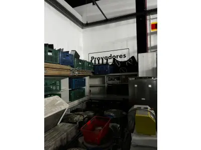 LOTE 003 - Lote de moveis, roupas