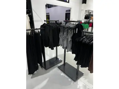 LOTE 003 - Lote de moveis, roupas