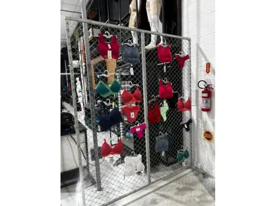 LOTE 003 - Lote de moveis, roupas