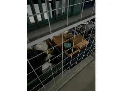 LOTE 003 - Lote de moveis, roupas