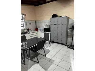 LOTE 003 - Lote de moveis, roupas