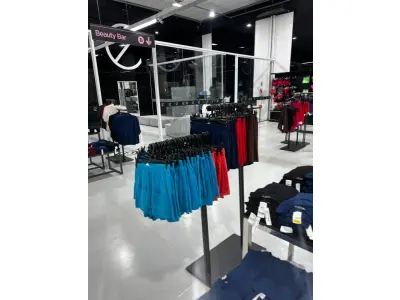 LOTE 003 - Lote de moveis, roupas