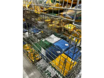 LOTE 003 - Lote de moveis, roupas