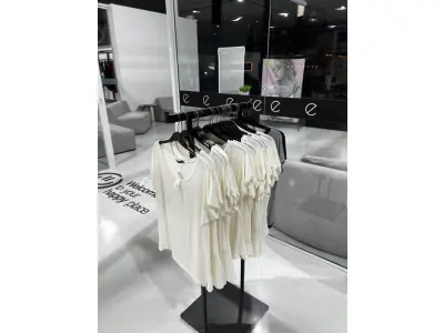 LOTE 003 - Lote de moveis, roupas