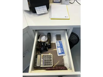 LOTE 003 - Lote de moveis, roupas