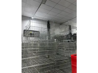 LOTE 003 - Lote de moveis, roupas