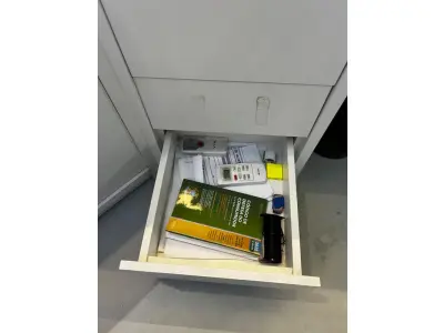 LOTE 003 - Lote de moveis, roupas