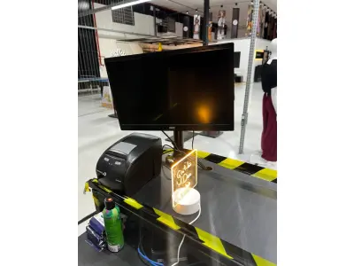 LOTE 003 - Lote de moveis, roupas