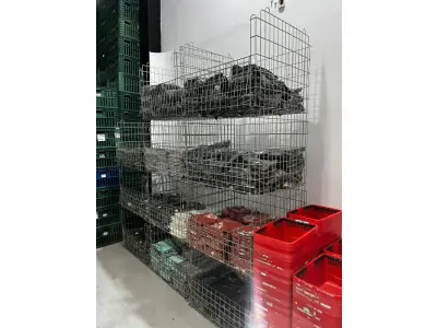 LOTE 003 - Lote de moveis, roupas