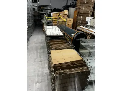 LOTE 003 - Lote de moveis, roupas