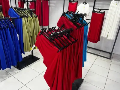 LOTE 004 - Roupas, moveis, eletrônicos