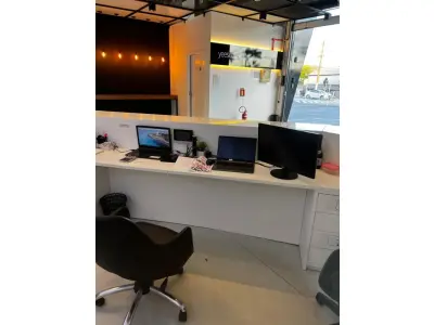 LOTE 003 - Lote de moveis, roupas