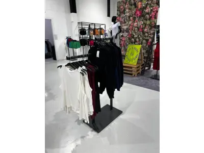 LOTE 003 - Lote de moveis, roupas