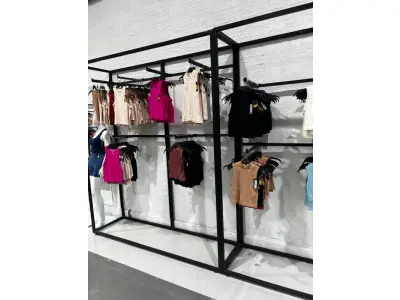 LOTE 003 - Lote de moveis, roupas