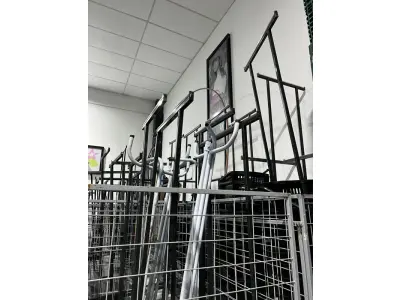 LOTE 003 - Lote de moveis, roupas