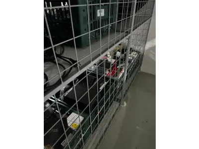 LOTE 003 - Lote de moveis, roupas