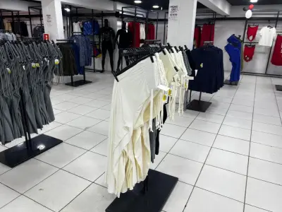 LOTE 004 - Roupas, moveis, eletrônicos