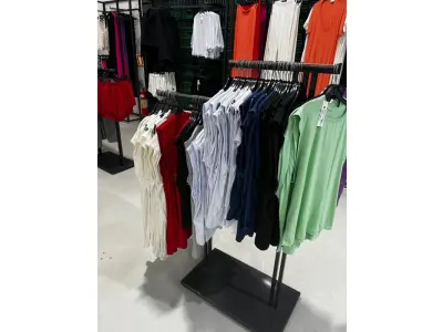 LOTE 003 - Lote de moveis, roupas