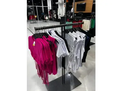 LOTE 003 - Lote de moveis, roupas