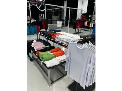 LOTE 003 - Lote de moveis, roupas