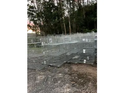 LOTE 003 - Lote de moveis, roupas