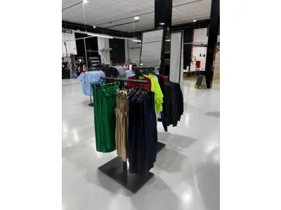 LOTE 003 - Lote de moveis, roupas