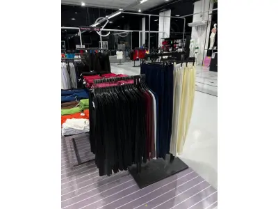 LOTE 003 - Lote de moveis, roupas