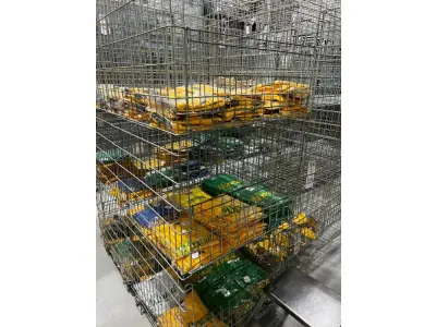 LOTE 003 - Lote de moveis, roupas