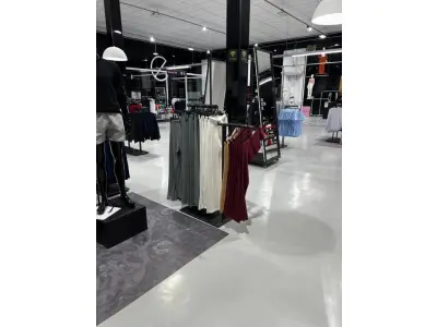 LOTE 003 - Lote de moveis, roupas