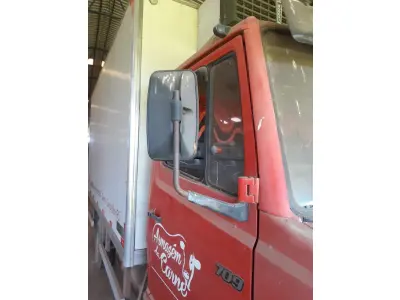 LOTE 001 - Mercedes Benz 709, ano 1991/1992, vermelho c/baú frigorifico