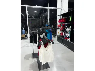 LOTE 003 - Lote de moveis, roupas