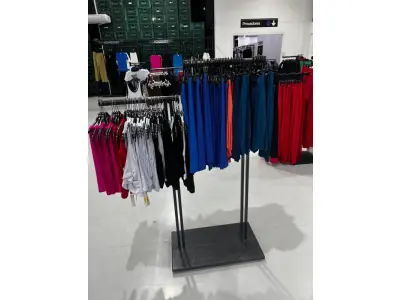 LOTE 003 - Lote de moveis, roupas