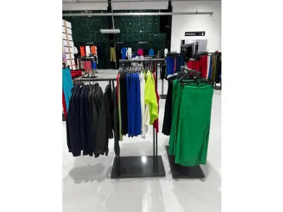 LOTE 003 - Lote de moveis, roupas