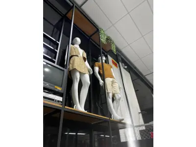 LOTE 003 - Lote de moveis, roupas