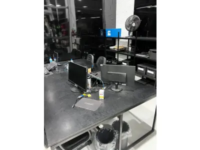 LOTE 003 - Lote de moveis, roupas