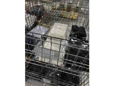 LOTE 003 - Lote de moveis, roupas