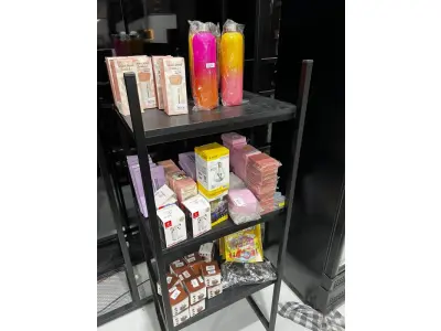 LOTE 003 - Lote de moveis, roupas