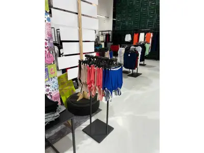 LOTE 003 - Lote de moveis, roupas