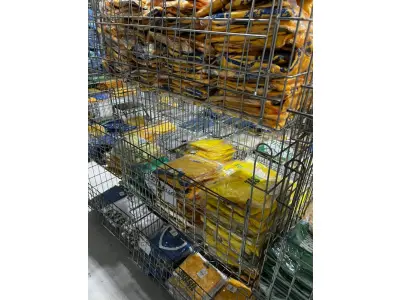 LOTE 003 - Lote de moveis, roupas