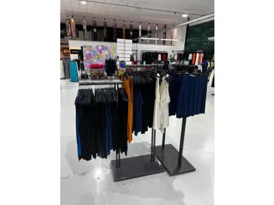 LOTE 003 - Lote de moveis, roupas