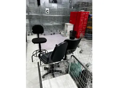 LOTE 003 - Lote de moveis, roupas