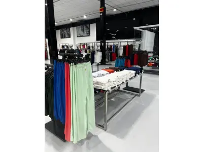 LOTE 003 - Lote de moveis, roupas