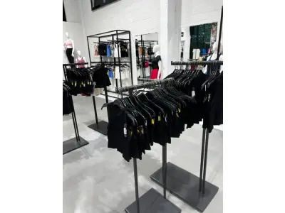 LOTE 003 - Lote de moveis, roupas