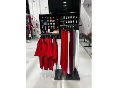 LOTE 003 - Lote de moveis, roupas