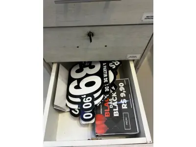 LOTE 003 - Lote de moveis, roupas