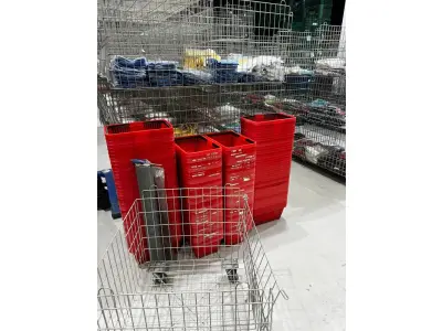 LOTE 003 - Lote de moveis, roupas