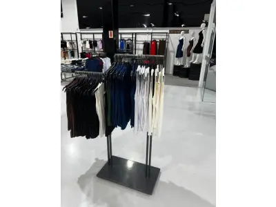 LOTE 003 - Lote de moveis, roupas