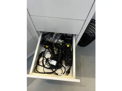 LOTE 003 - Lote de moveis, roupas