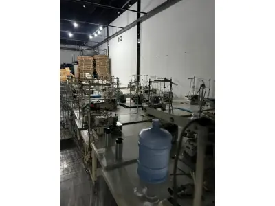 LOTE 003 - Lote de moveis, roupas