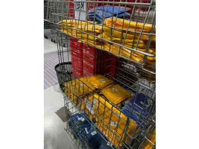 LOTE 003 - Lote de moveis, roupas